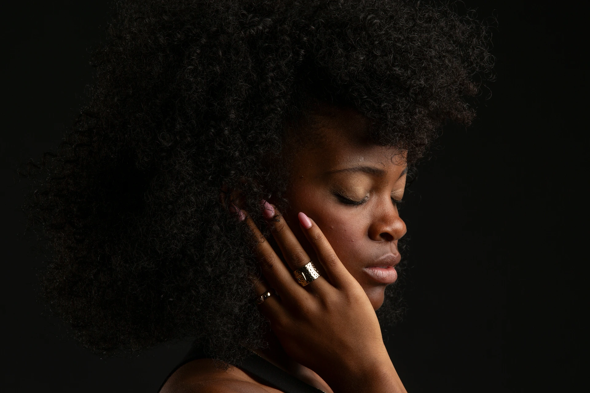 Ari Lennox dramatic portrait portrait before editing by Motiontography