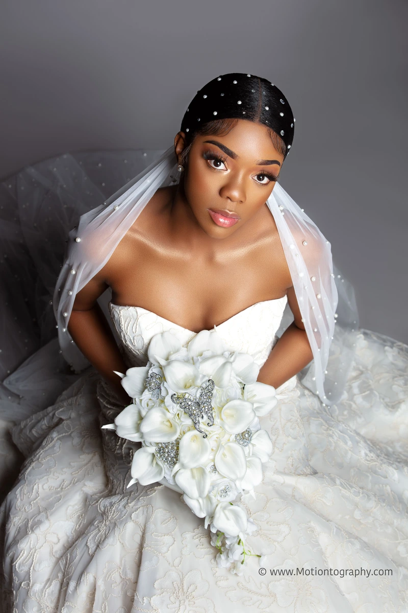 bridal photography bride holding bouquet by Motiontography